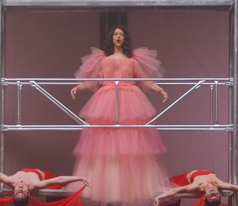 UnnakedHunter's tweet photo. The #TulQueen #MollyGoddard blessed us with PINK DREAMS on @KillingEve. It takes me back to @rihanna's #PinkPuff iconic 2015 Grammy dress & @KaterineDuska's look in her "Better Love" video. This kind of magic inspired my "#FandomClash" essay #SKETCH. #unnaked #StylePsychology https://t.co/Yklo5P1otA