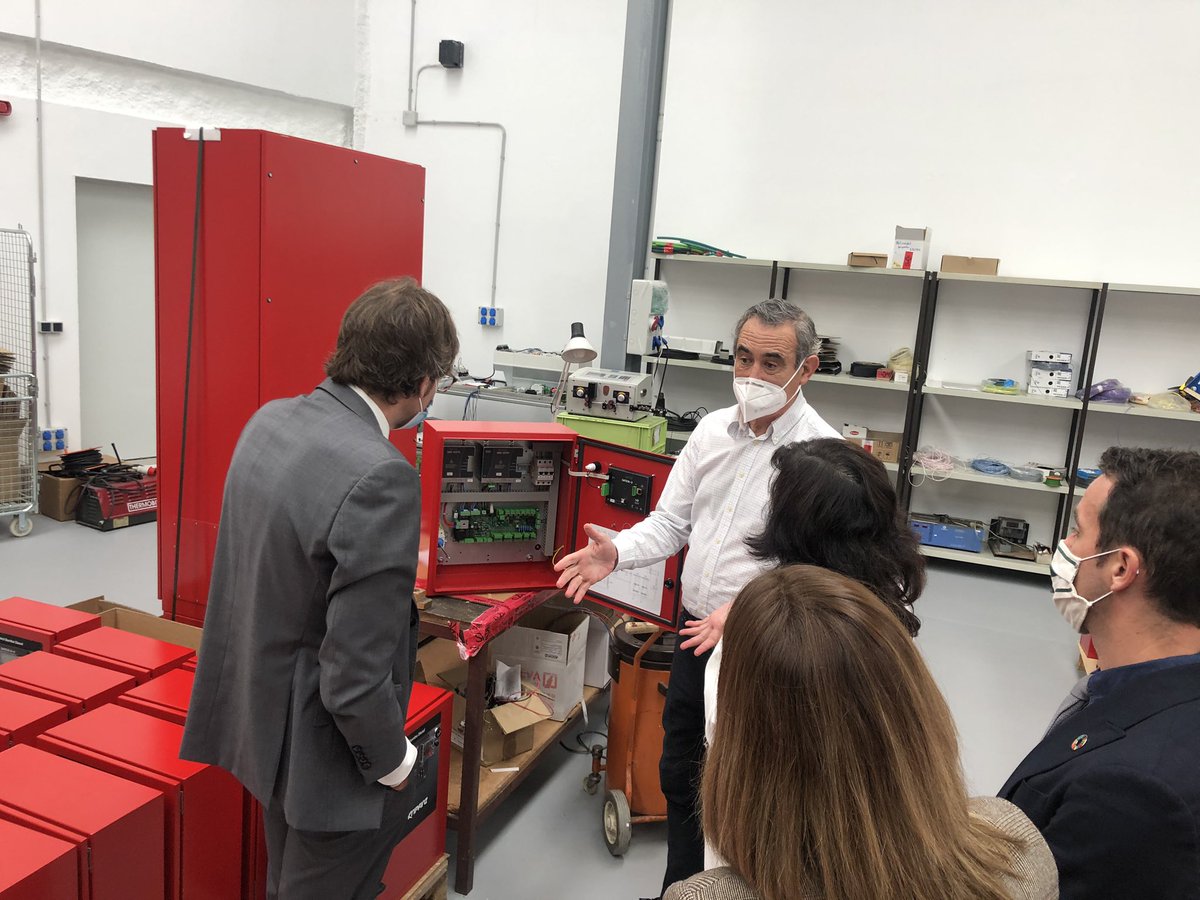 vitoriagasteiz's tweet photo. 🏭 El alcalde ha cursado visita a #SVE. Empresa ubicada en el @PTAlava y especializada en sistemas d seguridad contra incendios. Su importante apuesta por el I+D+i (12% de su cifra de negocio) le ha posibilitado posicionarse formidablemente en el mercado internacional. Zorionak! https://t.co/H7a0AFpjP0