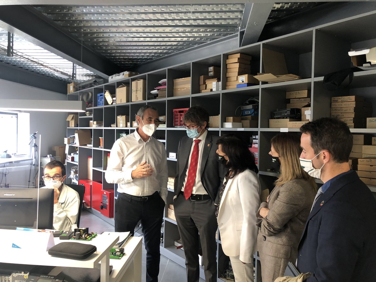 vitoriagasteiz's tweet photo. 🏭 El alcalde ha cursado visita a #SVE. Empresa ubicada en el @PTAlava y especializada en sistemas d seguridad contra incendios. Su importante apuesta por el I+D+i (12% de su cifra de negocio) le ha posibilitado posicionarse formidablemente en el mercado internacional. Zorionak! https://t.co/H7a0AFpjP0