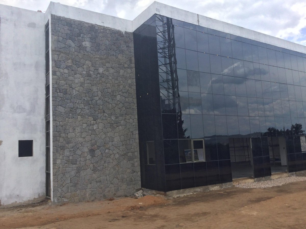 HeritierRW's tweet photo. 2/3
Inama yabanjirijwe no gusura imirimo yo kubaka no gutunganya #Ingoro ahabarizwamo #Indake ya H.E @PaulKagame, aho imirimo yose iteganijwe igeze kuri 85%.
bigamije gusigasira no kumurika amateka yaranze igihugu mu rugamba rwo kubohora igihugu.
@UrugwiroVillage @RwandaMuseums https://t.co/MblCMIMHMC