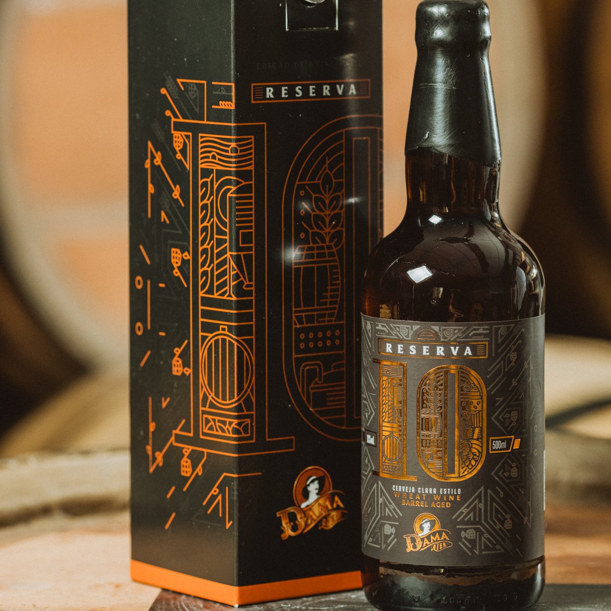 damabier's tweet photo. A Reserva 10 chegou!
Depois de meses e meses de espera, nossa tão especial Reserva 10 finalmente está entre nós <3

Dessa vez, o estilo é #WheatWine.
Quer saber mais sobre o processo de fabricação e características sensoriais? Segue o fio! https://t.co/JuPy90kjvQ