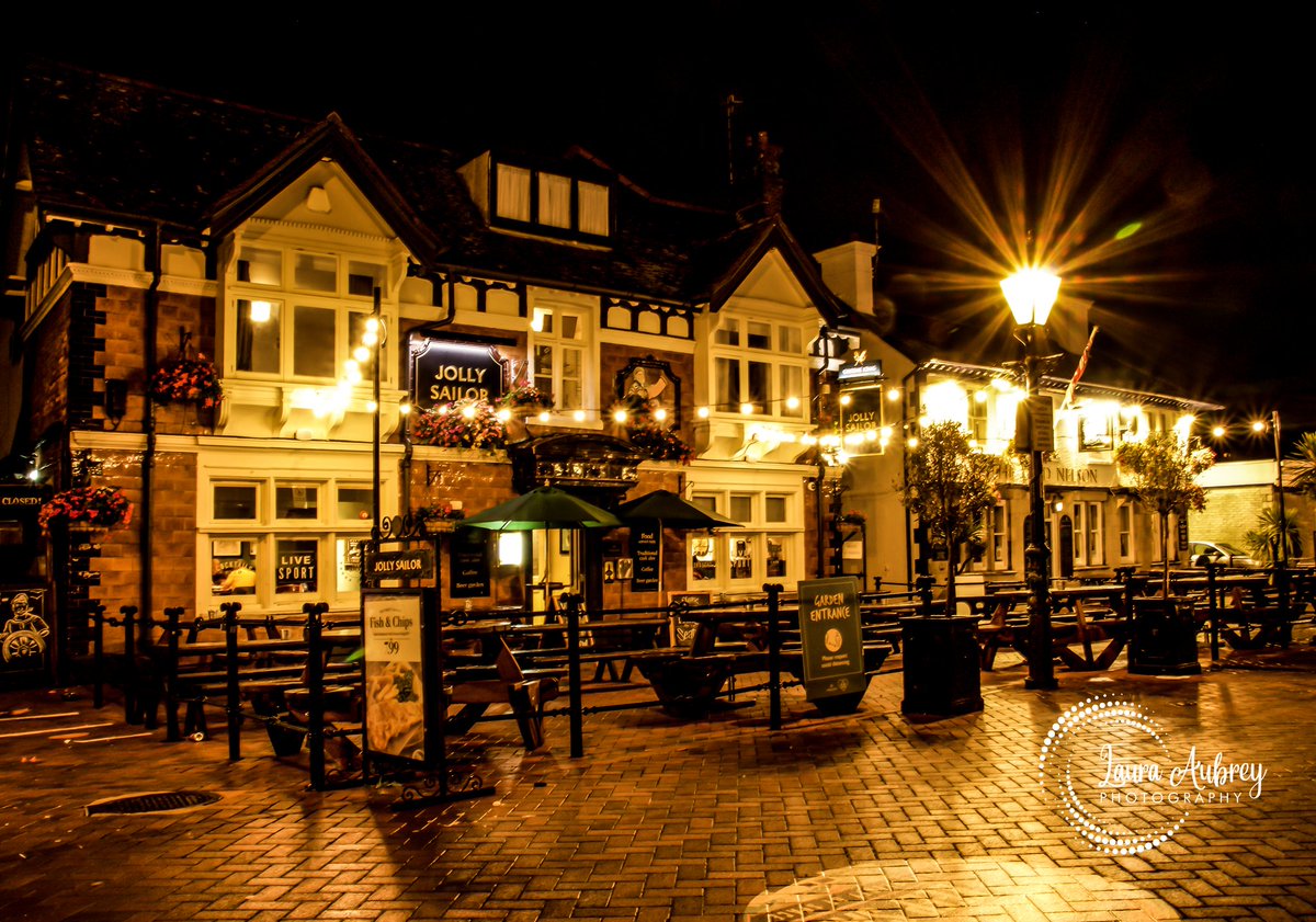 laura_aphoto's tweet photo. A night shot of the Jolly Sailor Poole Quay such warm colours
#thejollysailor #poole #poolequay #dorset #nightphotography #longexposure #landscapephotography #nightshots #warm #colours #pub #seaside #southcoast #pooleharbour #photography #benbouk #sigma #canonuk #starburst #rain https://t.co/5qzWWwhTFk