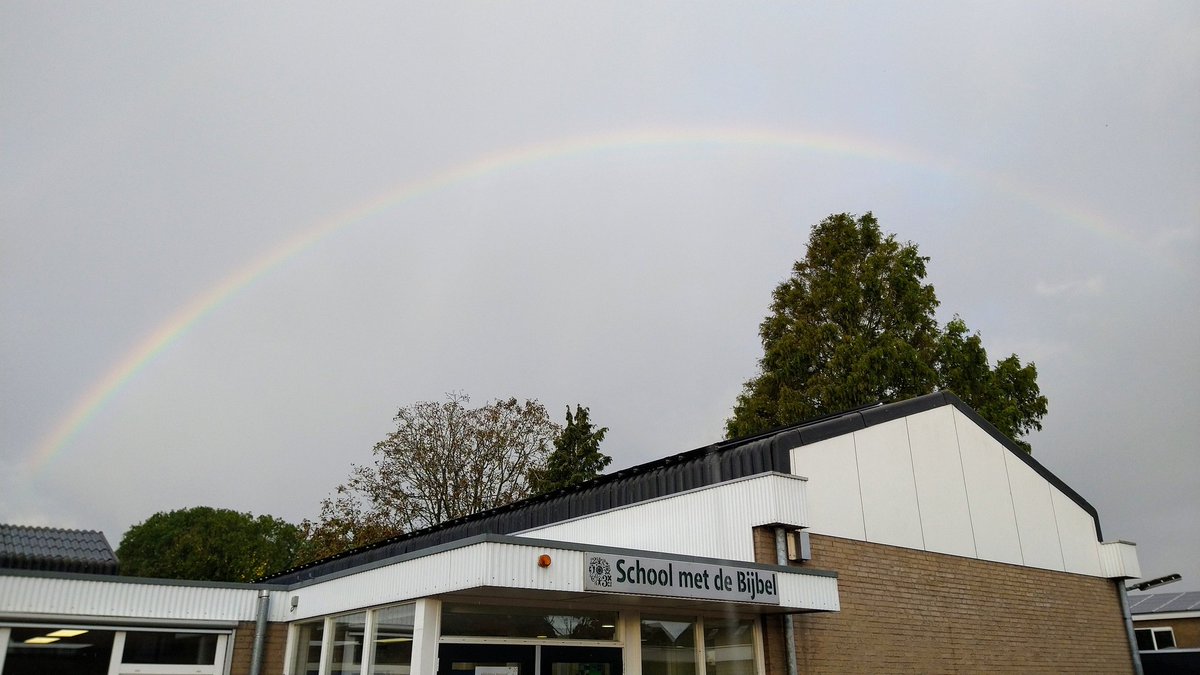 SchoolNTA's tweet photo. Genesis 9v14 (...) dat deze boog zal gezien worden in de wolken; 15 Dan zal Ik gedenken aan Mijn verbond (...)
#trouw #verbond #regenboog #bijbel https://t.co/I3tIHT81pE