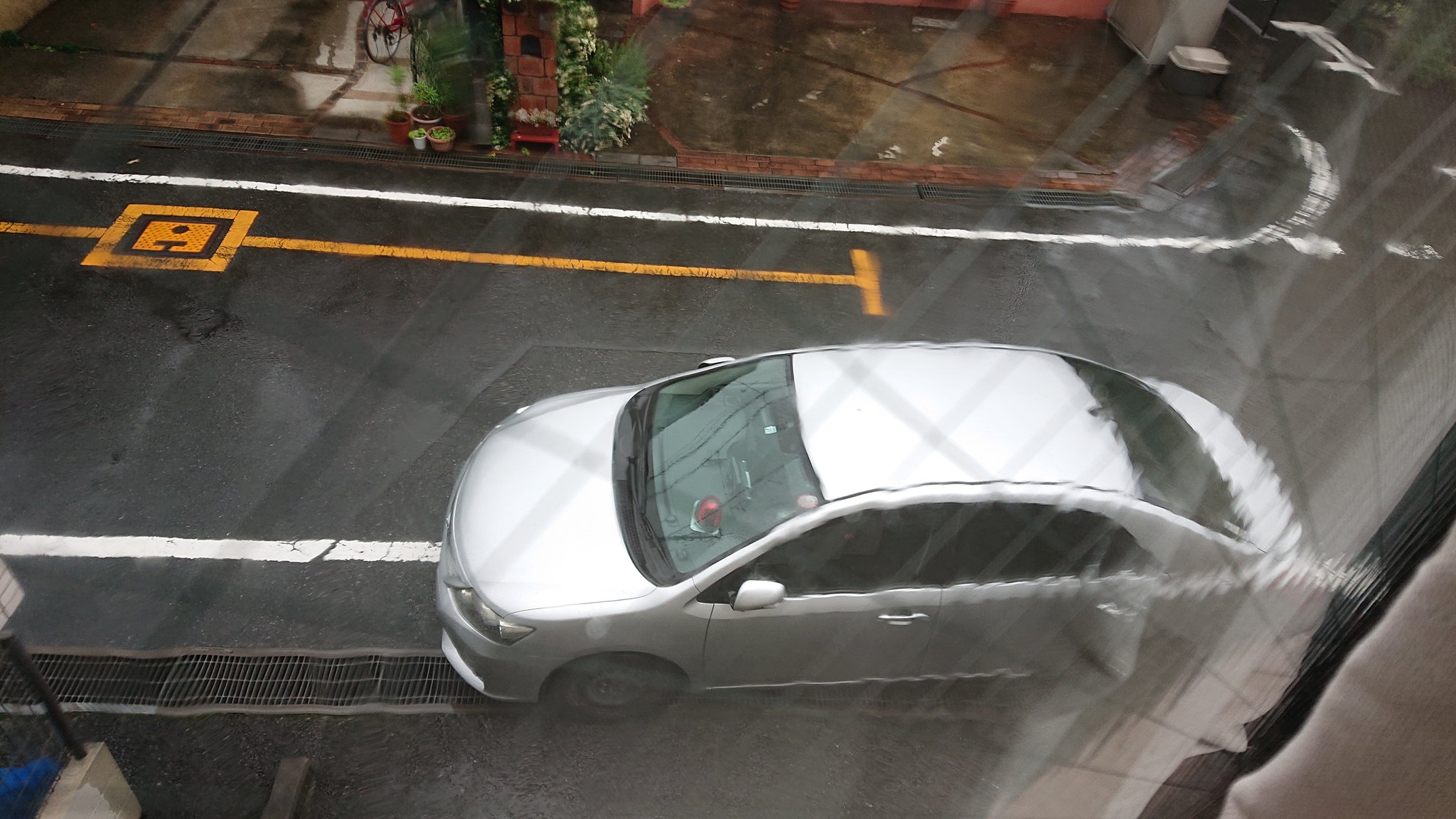 しまやん 家の前に止まってる車 覆面 何でここに 今日は 在宅勤務 パトランプ 覆面パトカー T Co 4av2psqwal Twitter