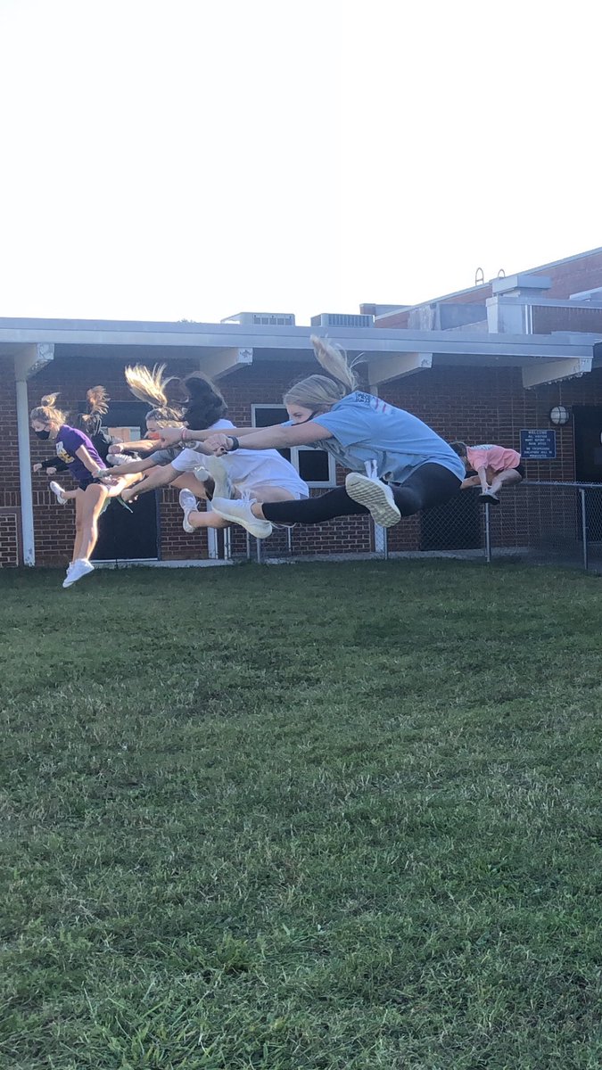 Cheer workout was amazing today! These ladies worked so hard without a single complaint! High kicks, squats, jump drills, resistance bands, balance ball, more high kicks... all done with excitement and a smile💕Glad to have these ladies back in action💪🏼
