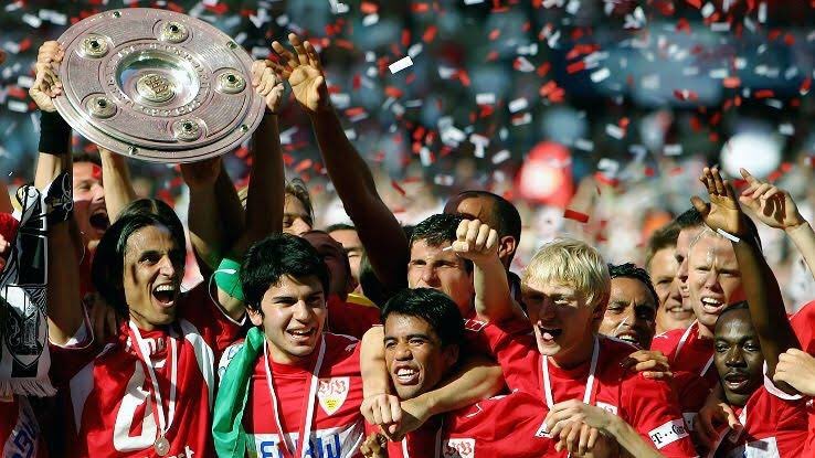 vfbstuttgartbr's tweet photo. #VfBack | A nossa lembrança de hoje volta 13 anos no tempo, mais precisamente em 19 de maio de 2007.
Neste dia, VfB Stuttgart e Energie Cottbus se enfrentavam pela última rodada da Bundesliga da temporada 06/07.
A equipe Suábia brigava pelo título junto ao Schalke 04. https://t.co/Lw0QjkJcMj