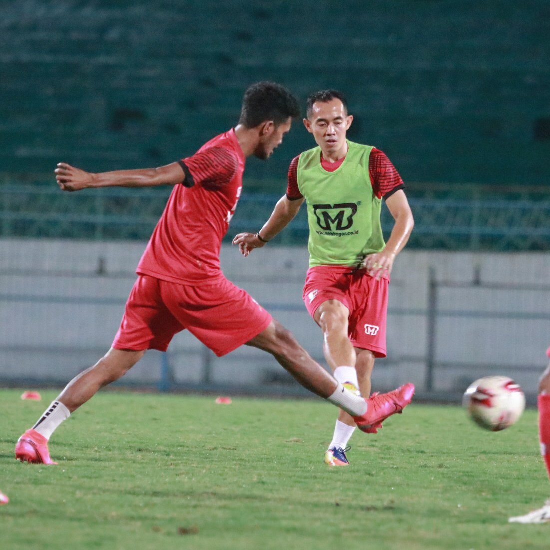 MaduraUnitedFC's tweet photo. Game internal kemarin malam ⚽🏃‍♂️

Madura United Rompi (3) vs (2) Madura United Merah

Goal :
Syahrian Abimanyu
Bruno Lopes
Bruno Lopes
-
Faisol Yunus
Asep Berlian

Jangan beri kendor, terus fokus 🎯💪

#MaduraUnitedFC
#MUFC2020
#LaskarSapeKerrab2020
#DukungDiRumahSaja https://t.co/1zPas3UFeK