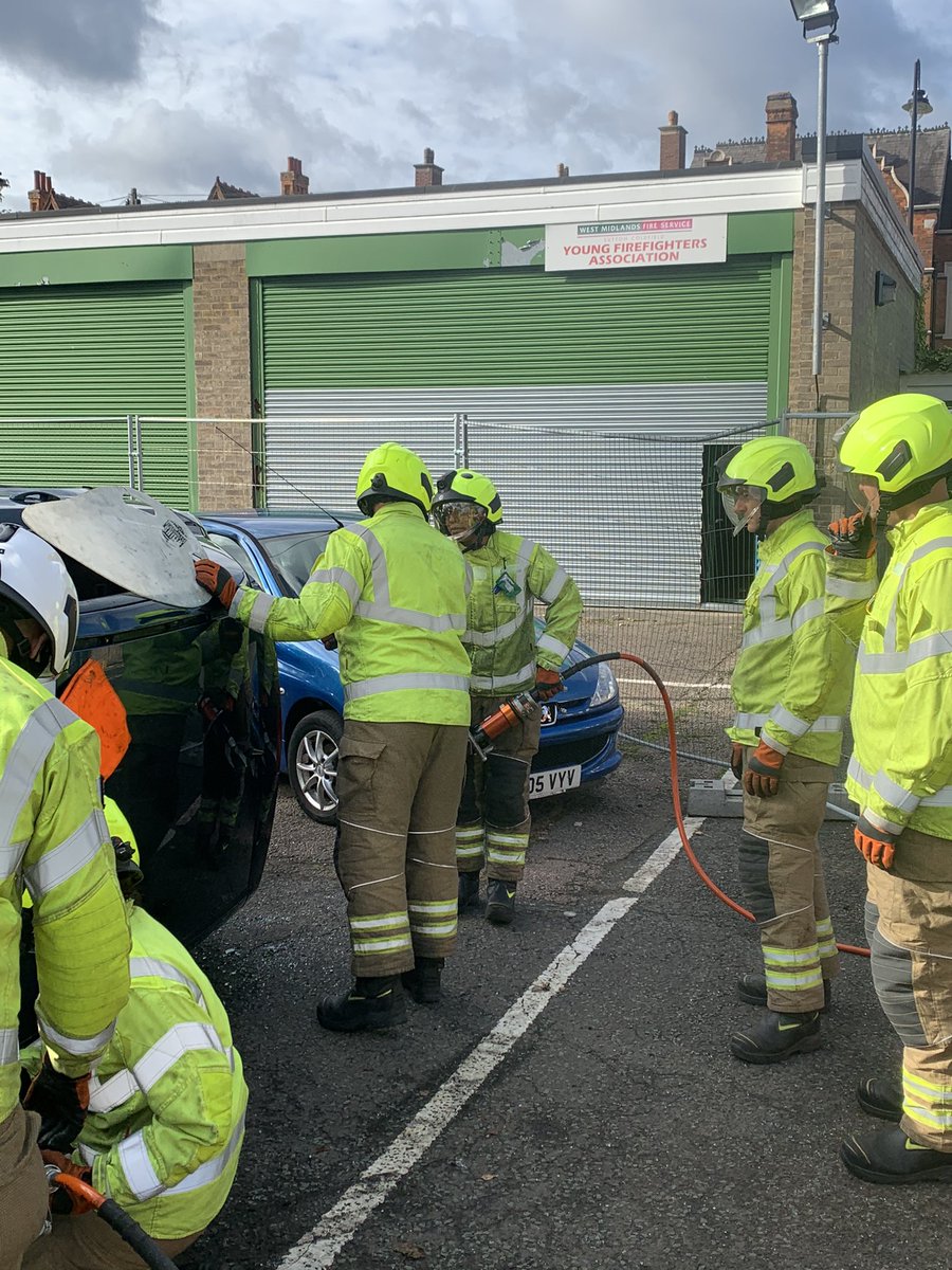 Blue watch Erdington and <a href="/WMFSSutton/">Sutton Coldfield Fire Station</a> have been training hard this week. Working together to overcome challenges and test our skills. Great effort by all involved.  #readywillingable  #wmfs #bluewatch <a href="/WestMidsFire/">West Midlands Fire Service</a>