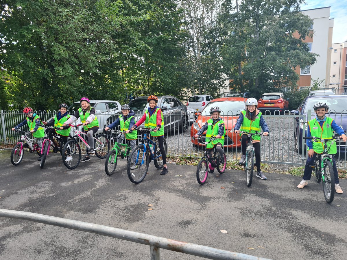 marys_rc's tweet photo. So proud of these ambitious pupils who have all achieved Level 1 Cycling proficiency with many also achieving Level 2! They've had a great three days @SWFireandRescue @RoadSafetyWales @StuartRRSA #safecyclists #activecitizens #therighttobesafe https://t.co/IBPgwMOMNE