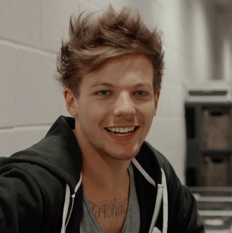 fotlouis's tweet photo. .         ｌ ‘ ａ ｒ ｒ ｙ  Ａ Ｕ
         ─── ∙ ~εïз~ ∙ ───
            • 𝙖𝙡𝙬𝙖𝙮𝙨 𝙖 𝙛𝙞𝙣𝙚 𝙡𝙞𝙣𝙚 •

Donde los padres de L fallecieron cuando era chico y lo crió la familia de H;
o donde empieza a sentir cosas por el chico con el que creció.

⚡️Flash. https://t.co/sV4cgPjskk
