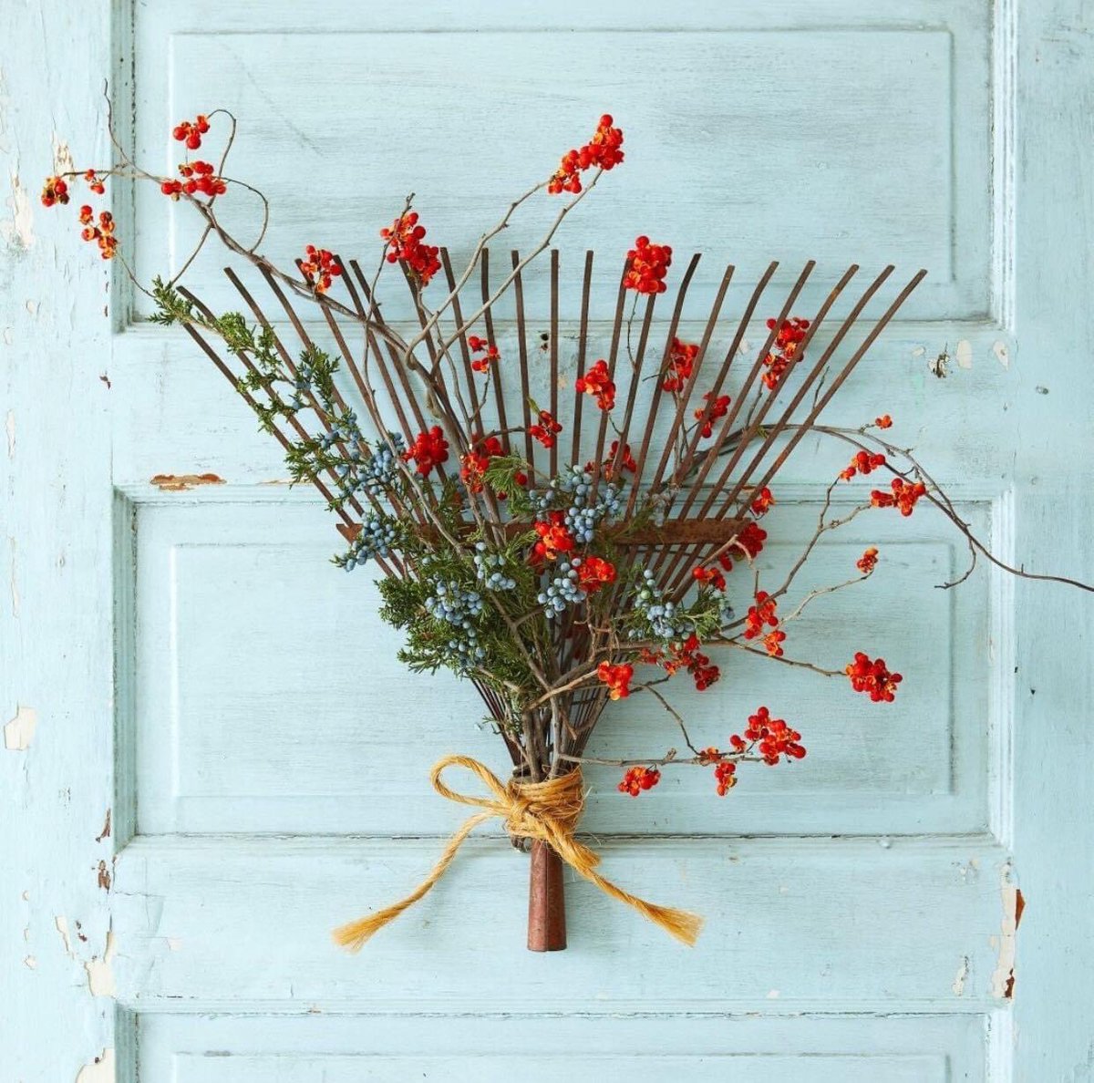 RealtorKowalski's tweet photo. A pretty wreath doesn't need to be a circle! Check out this innovative (and stunning!) fall wreath idea that you can do this weekend to give your porch the perfect seasonal pop! 

Photo Credit: @martyb360 
Repost: @betterhomesandgardens https://t.co/leDk6VF77V