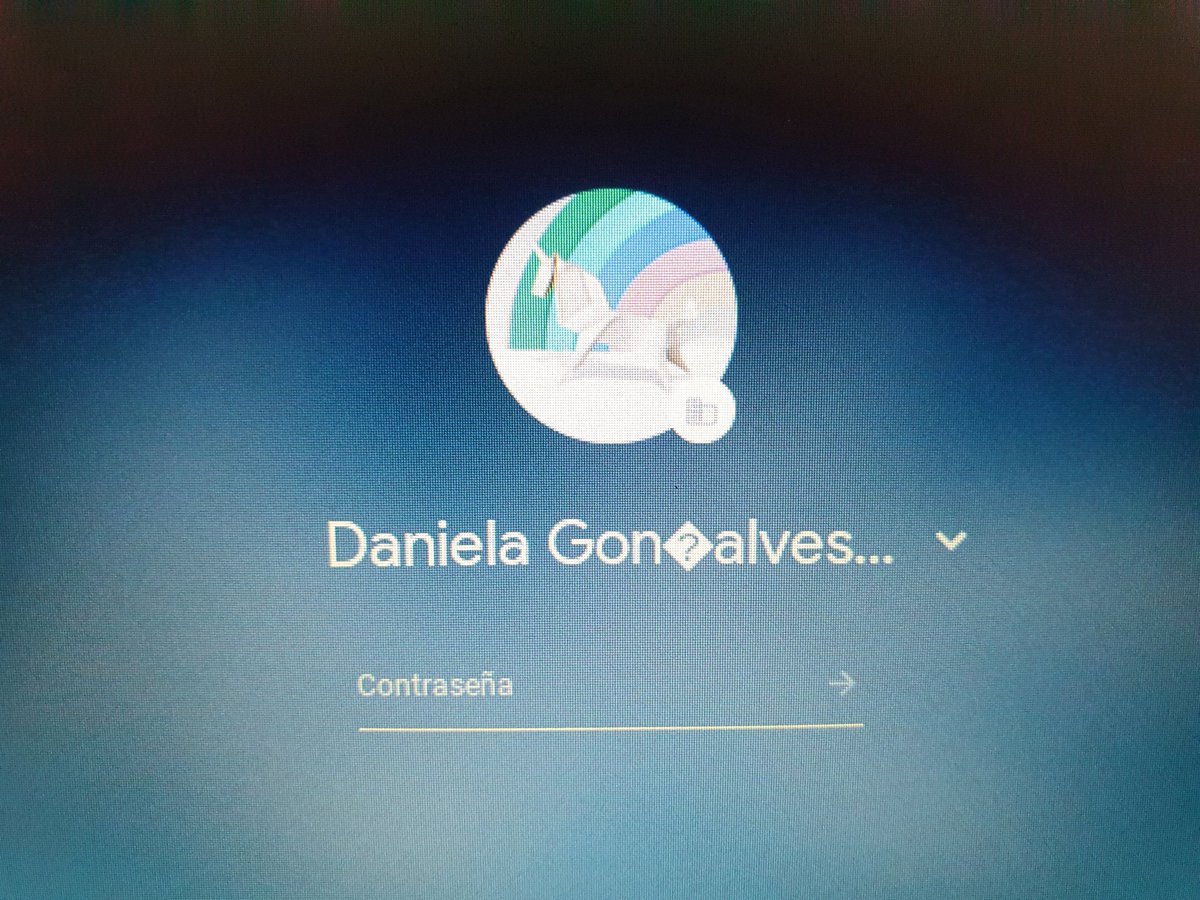 ¡¡¡Detalles que marcan la diferencia!!! 😍 Al encender mi niña su chromebook, aparece mágicamente un unicornio...🦄 ¿Será que alguien sabe en su cole que le encantan los unicornios??? 🧐 ¿O es magia? 🤔🤫 ¡¡¡GRACIASSSSS!!!! 🤗❤🧡💛💚💙💜 <a href="/MisterSergioco1/">Mr Sergio Corbacho</a> @ColegiolaLuna