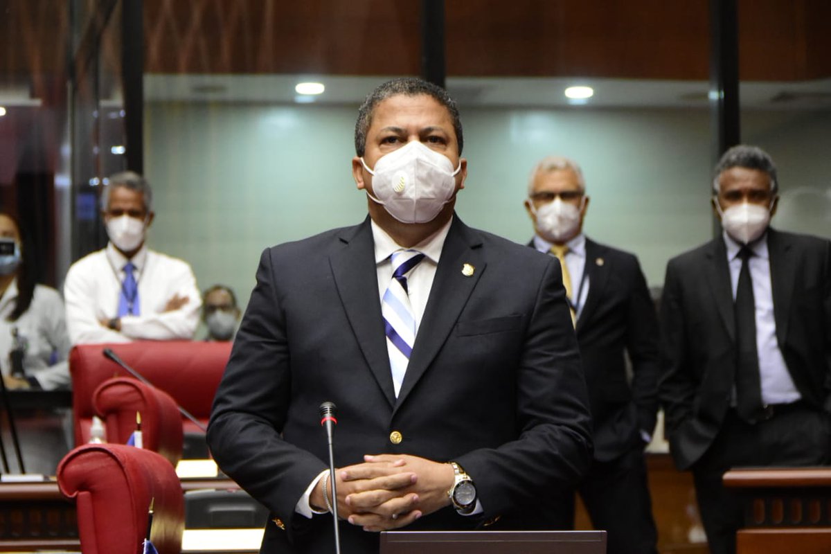 NO.00010 | El senador Eddy Martín Nolasco, interviene en la destacando la honorabilidad y seriedad del director del IAD, ingeniero Leonardo Faña.