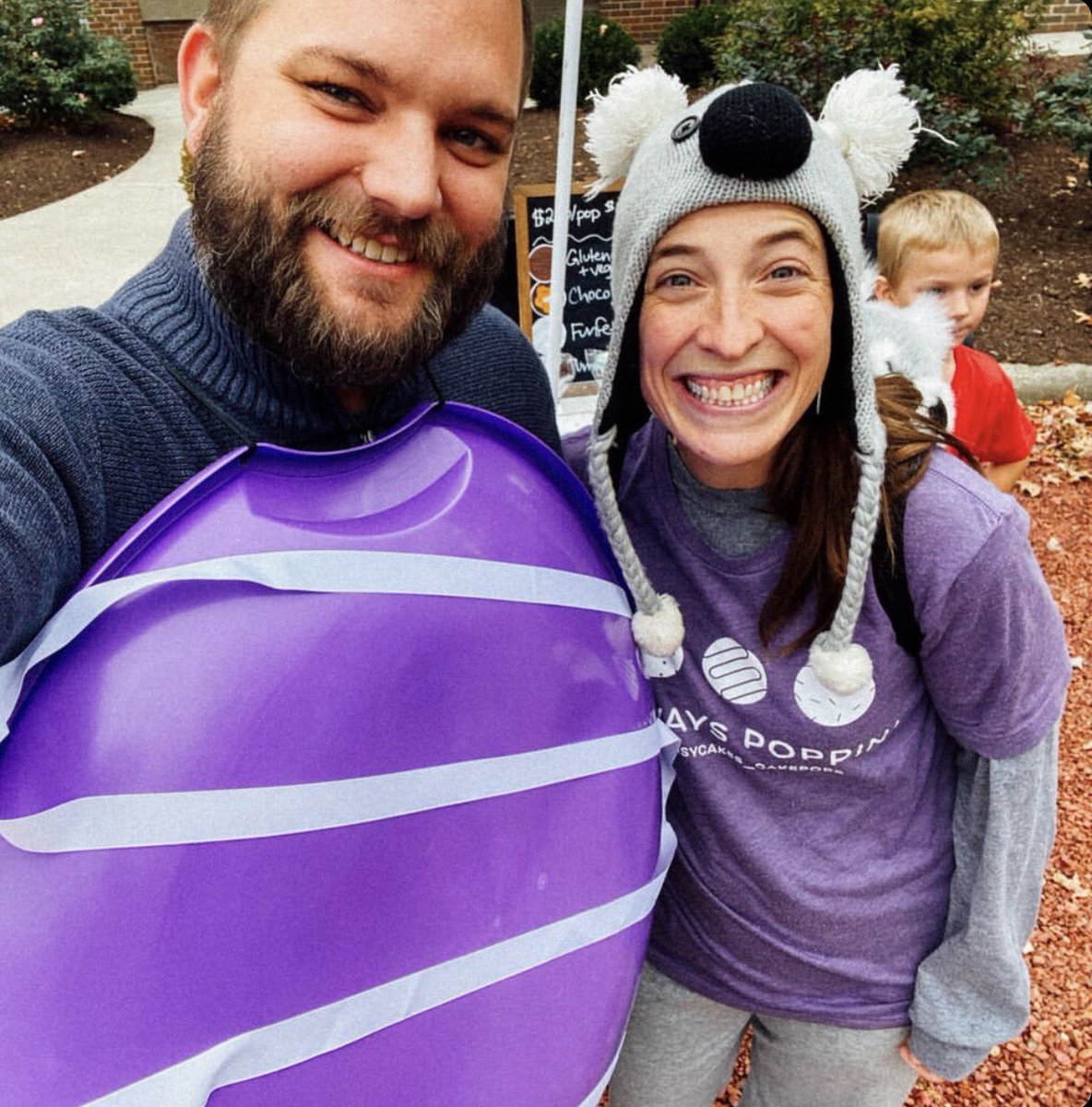 HFMNow's tweet photo. To celebrate the last farmers market of the year, Daisy Cakes is having a Costume Party this Saturday! There will be balloons, Halloween candy, free mummy pops for the first 50 kids to come in costume, a place for fall photo ops, and of course a Spooky Pop Giveaway. https://t.co/tL2n5nNptJ
