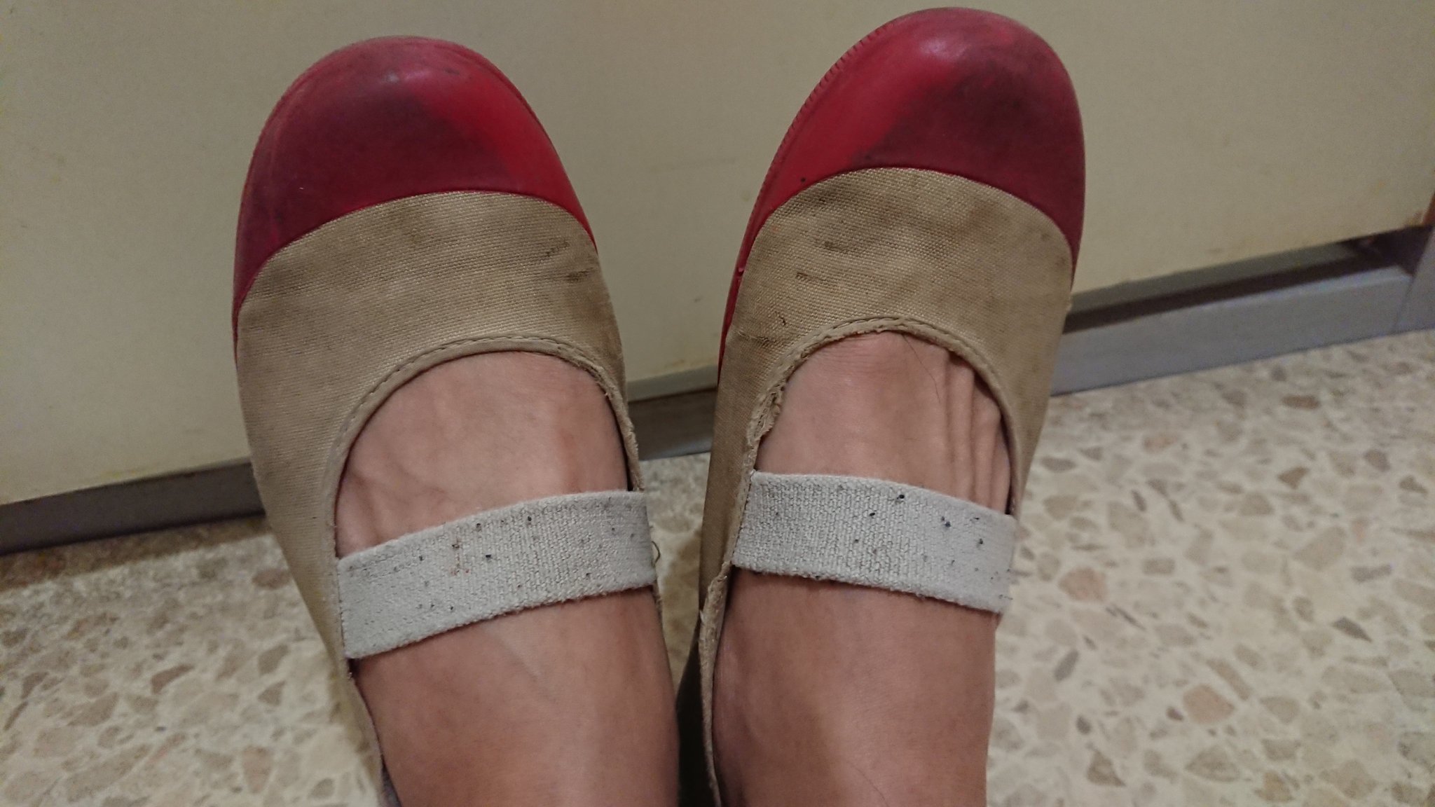 上履き好き on X: 素足で汚れた上履き履いてみた 最高ですね… t.coeB9MsiODNv  X
