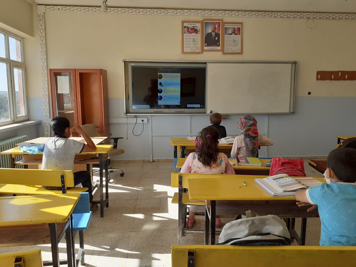 DedeOrtaokulu's tweet photo. EBA destek noktasında erişimi olmayan öğrencilerimiz için sınıflarımızı  uzaktan eğitime hazır hale getirdik. Her gün 100 120 arası öğrenciye uzaktan eğitim yoluyla eğitim vermeye devam ediyoruz.
@Diclekaymkmligi @MuhammedDeniz23 @ensarimuhammed @YUKSELARSLAN07 https://t.co/7ewVnQysxJ