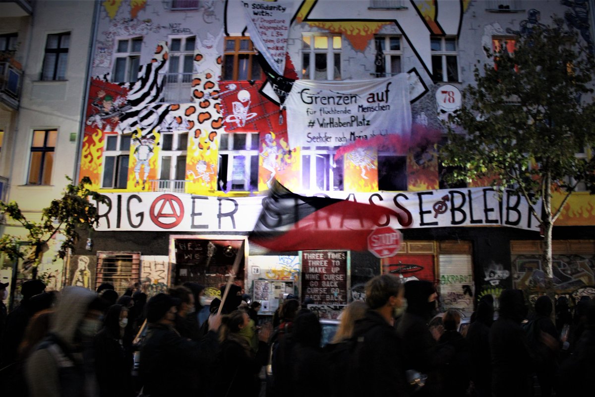Nachbar*innen-Demo gegen Verdrängung in #Berlin-Friedrichshain: "Gemeinsam laut für einen solidarischen Kiez und den Erhalt der #Liebig34" #b0710