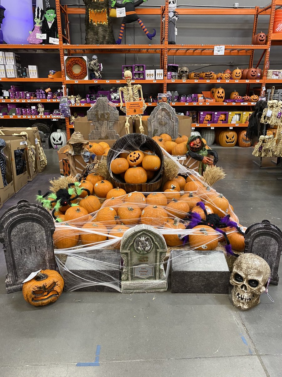 JanelleRHoffman's tweet photo. Pumpkin Graveyard at Crismon #404👻☠️🎃🧟♂️ #404rocks @BobMisner2 @404Rocks #d66proud https://t.co/MroQrVKm2P