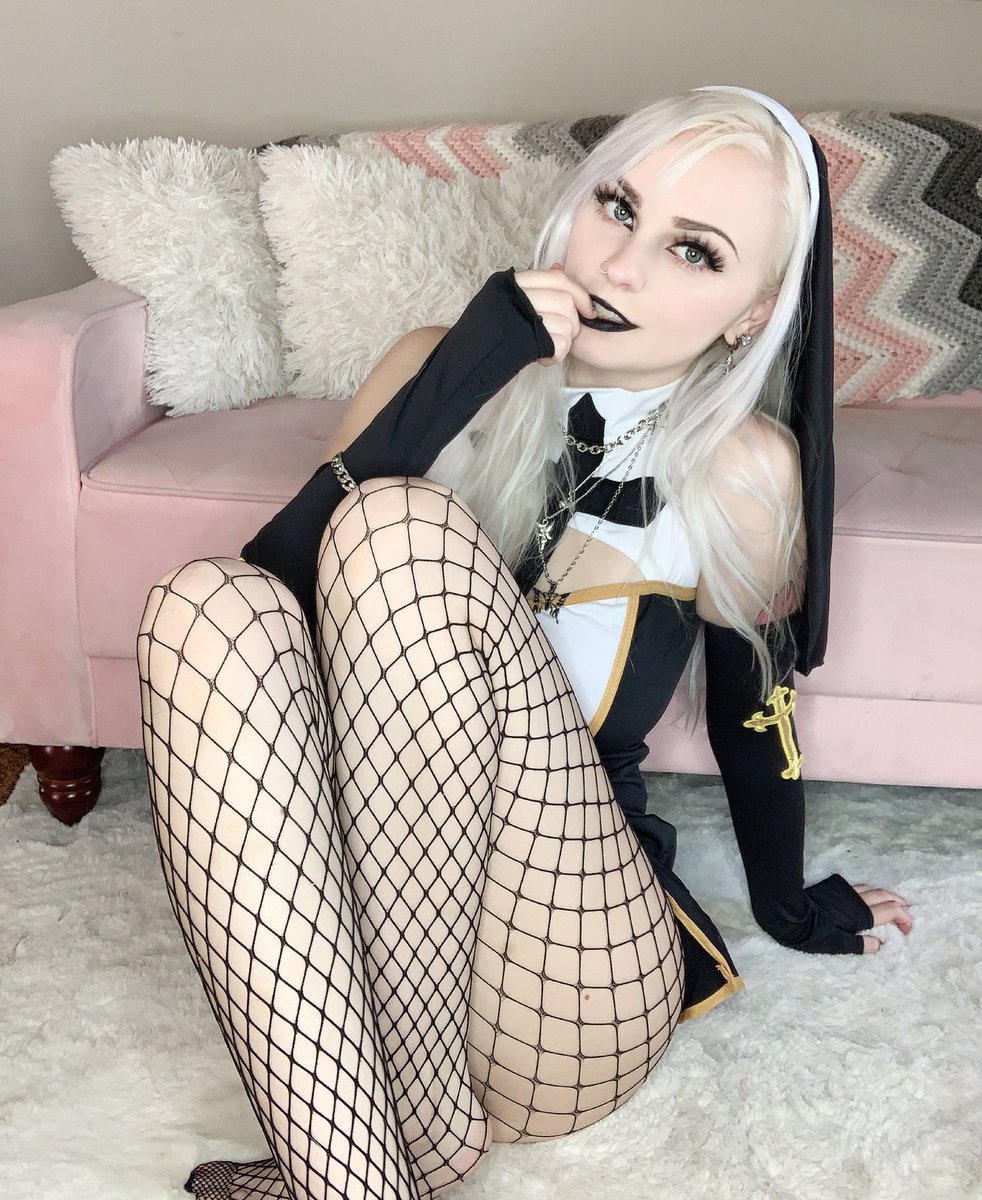 laurendragneel_'s tweet image. Who needs a goth gf for October?