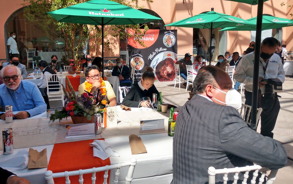 Hoy festejamos al Mole Poblano con la Feria de los Moles.
Impulsar la gastronomía poblana fuera y dentro de México, es importante para preservar la identidad. Gracias a la <a href="/UPEXT/">UPEXT OFFICIAL</a> y <a href="/feriadelosmoles/">Feria de Los Moles</a>