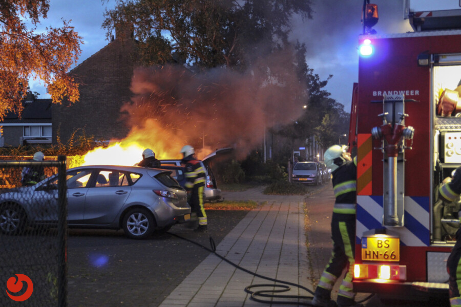 Auto in lichterlaaie op parkeerplaats - DOKKUM – Aan de Titus Brandsmastrjitte is woensdagavond rond kwart over zeven een auto in vlammen opgegaan. De brandweer werd rond... -..