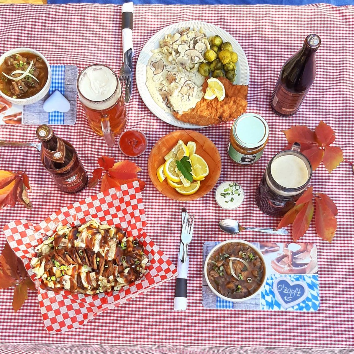 ReginaGermanCLB's tweet photo. I mean, look at this? How can you possibly pass up any of it?
Schnitzel options - Jäger, Mustard or Dill Pickle
Soup - Beef Onion
Supper special - Linguiça Sausage & Chicken "poutine"
Call 306-352-5897 to make your belly happy.
#yqr #supper #BeefOnion #Schnitzel #Germanpoutine https://t.co/OZrZZww3wo