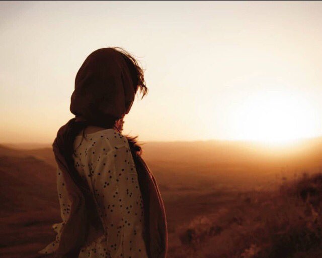 " أيهـآ آلعمر آلمسـآفر
 تمهّل قليلاً ..
فمآ زآلت أحلآمنآ مُلقآة على عتبآت آلزمن 
ومآ زلنآ نحبو باتجآه بسآتين أفرآحنآ 
ومآ زلنآ على قيد أمل 
لعل شيئاً مآ في آلقلب .. يُزهر 

أيهـآ آلعمر آلمسـآفر
 تمهّل قليلاَ " 🖤