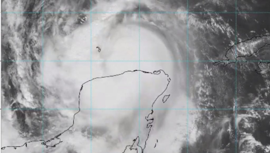 Radio_Formula's tweet photo. Delta sigue su paso y ya se encuentra en el Golfo de México https://t.co/za8nEqipXZ https://t.co/O6xcD2Rdzo