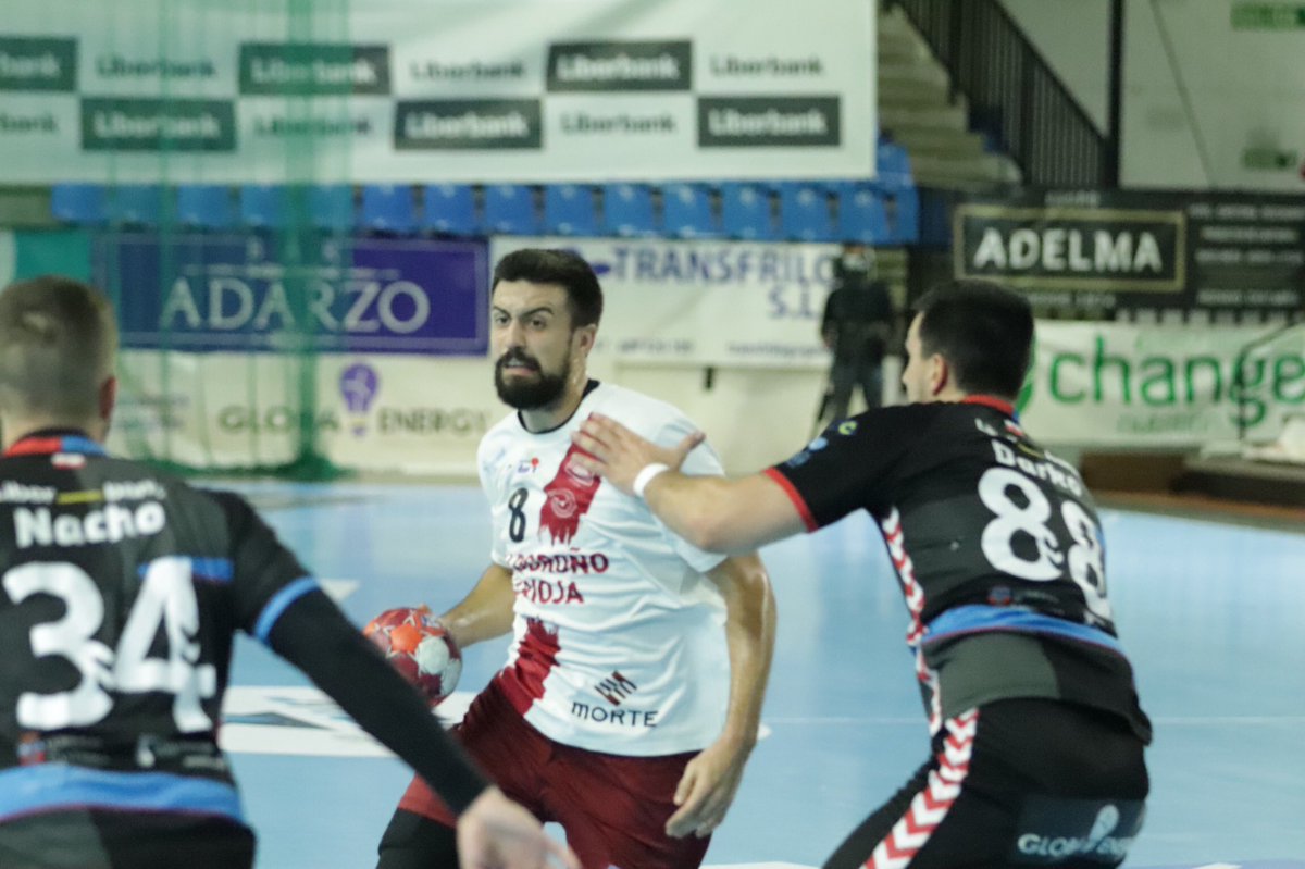 ASOBAL's tweet photo. 💫 #LigaSacyrASOBAL
📌 Jornada 1
🖥 @LaLigaSportsTV
⌚️ Final
@bmSinfin 26⚡️ @CdadLogrono 32
👉🏽 El conjunto riojano se aleja de la zona baja de la tabla con 4 puntos en su casillero
#️⃣ #LiveASOBAL #SINLOG #saboreaASOBAL
📸 Juanjo Acobi https://t.co/jooKtwGcEe