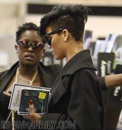 Rihanna buying a Beyoncé DVD (The Beyoncé Experience)