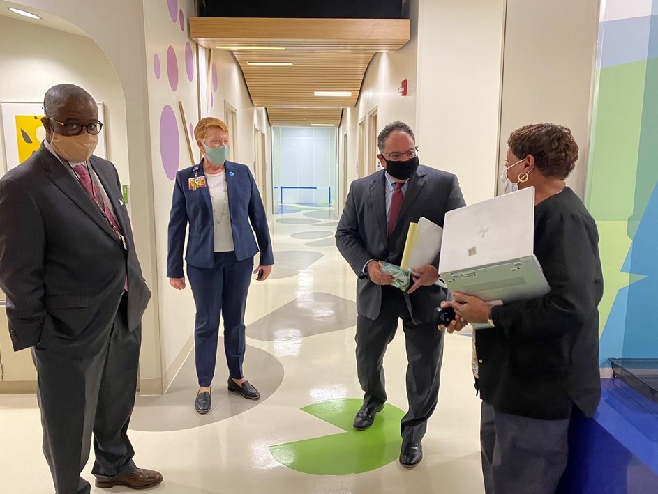 DanSimonMD's tweet photo. UH Cleveland Medical Center hosted our incoming CEO, Dr. Cliff Megerian, for a Town Hall and tour today. We were privileged to also visit @UHRainbowBabies' Uhrman Inpatient Unit at our Angie Fowler AYA Cancer Institute, along with the Zagara Pediatric Specialty Clinic. #UHProud https://t.co/nty8kotuVb