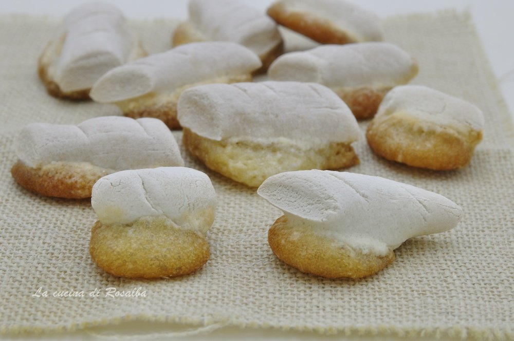 In Sicily, typical cookies baked for the day are the 'ossa di morto' (bones of the dead), crunchy cookies flavoured with cloves. Traditionally, they were left for kids to find the morning of the Day of the Dead, as if gifted by their deceased relatives. 3/?