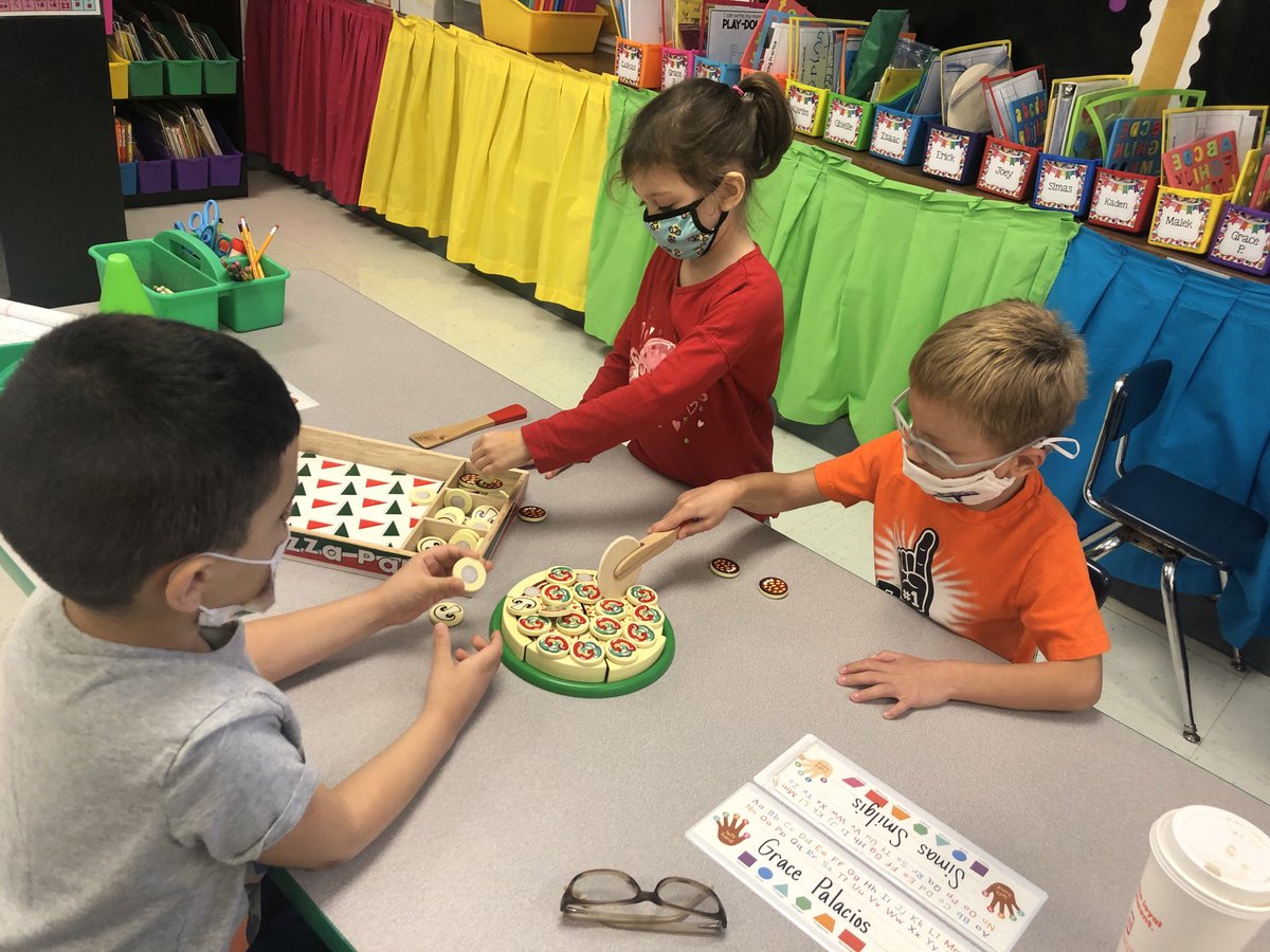 carroyoSLP's tweet image. Did someone say pizza? #cooperativelearning #expressivelanguage ⁦@Miss_Smith135⁩ ⁦@dolphins_center⁩