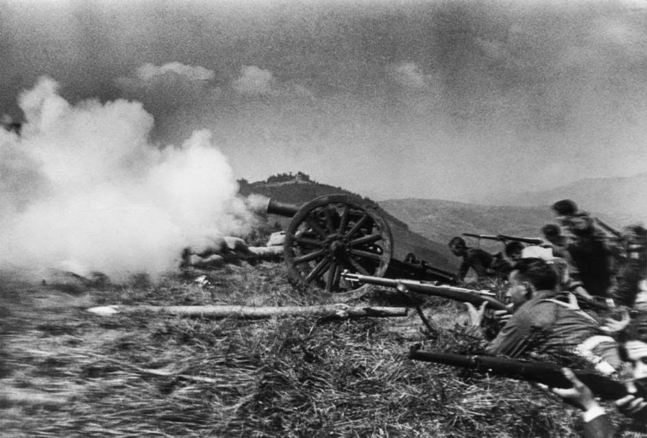 General Franco’s army reaches the outskirts of Madrid. The city has been turned into a fortress. The Nationalists launch a full-scale assault with their best men. When the Republicans are on the verge of defeat, the International Brigades arrive, utterly routing the attackers.