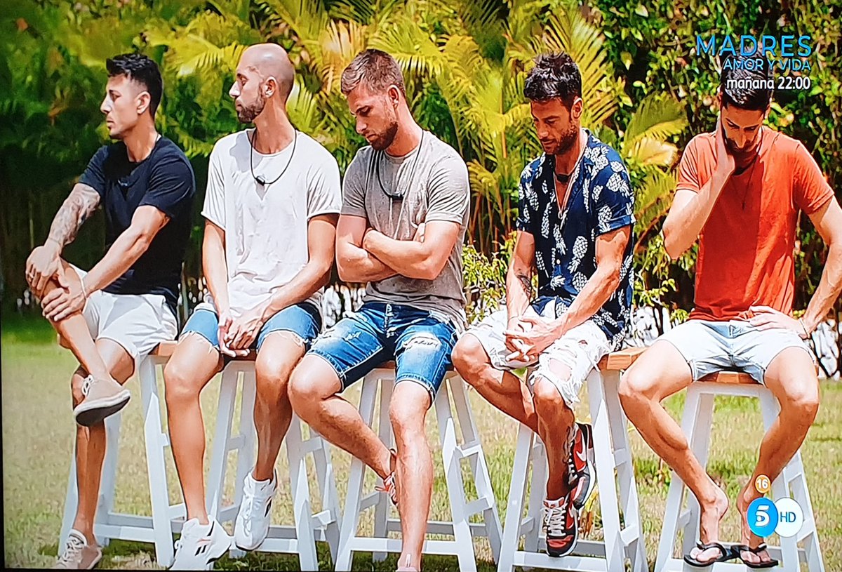 Adivina cuál es el canario. Pista: mira el calzado