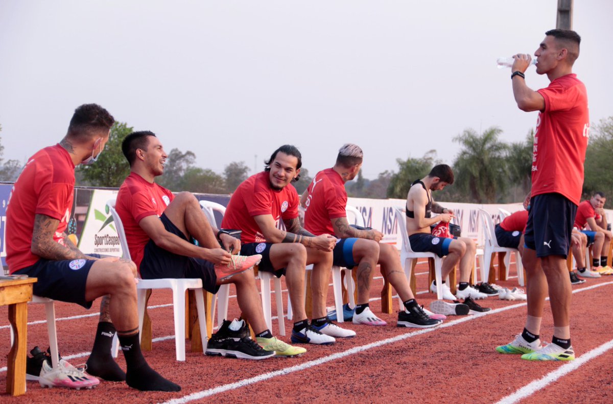 Albirroja's tweet photo. ¡Último entrenamiento en marcha! 👊🏻⚪🔴

A 1️⃣ día del debut, los albirrojos ya se movilizan en el CARDE.

#ElSueñoQueNosUne 🇵🇾 https://t.co/xoL1oBdkp7