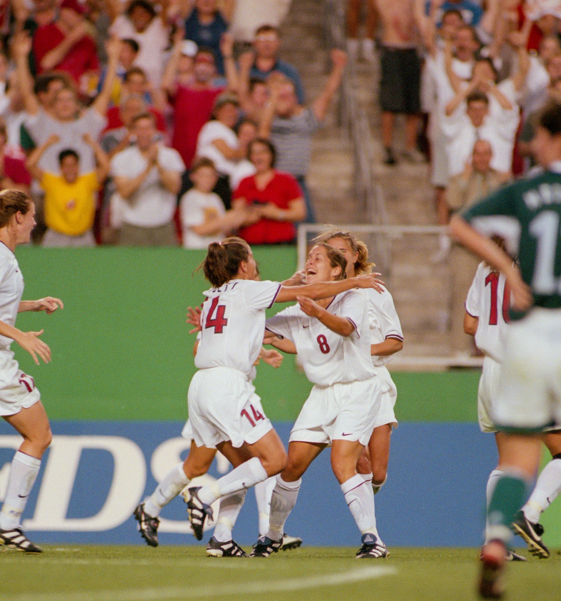 Wishing a very happy birthday to Hall of Famer, champ and Olympic gold medalist Shannon MacMillan!   