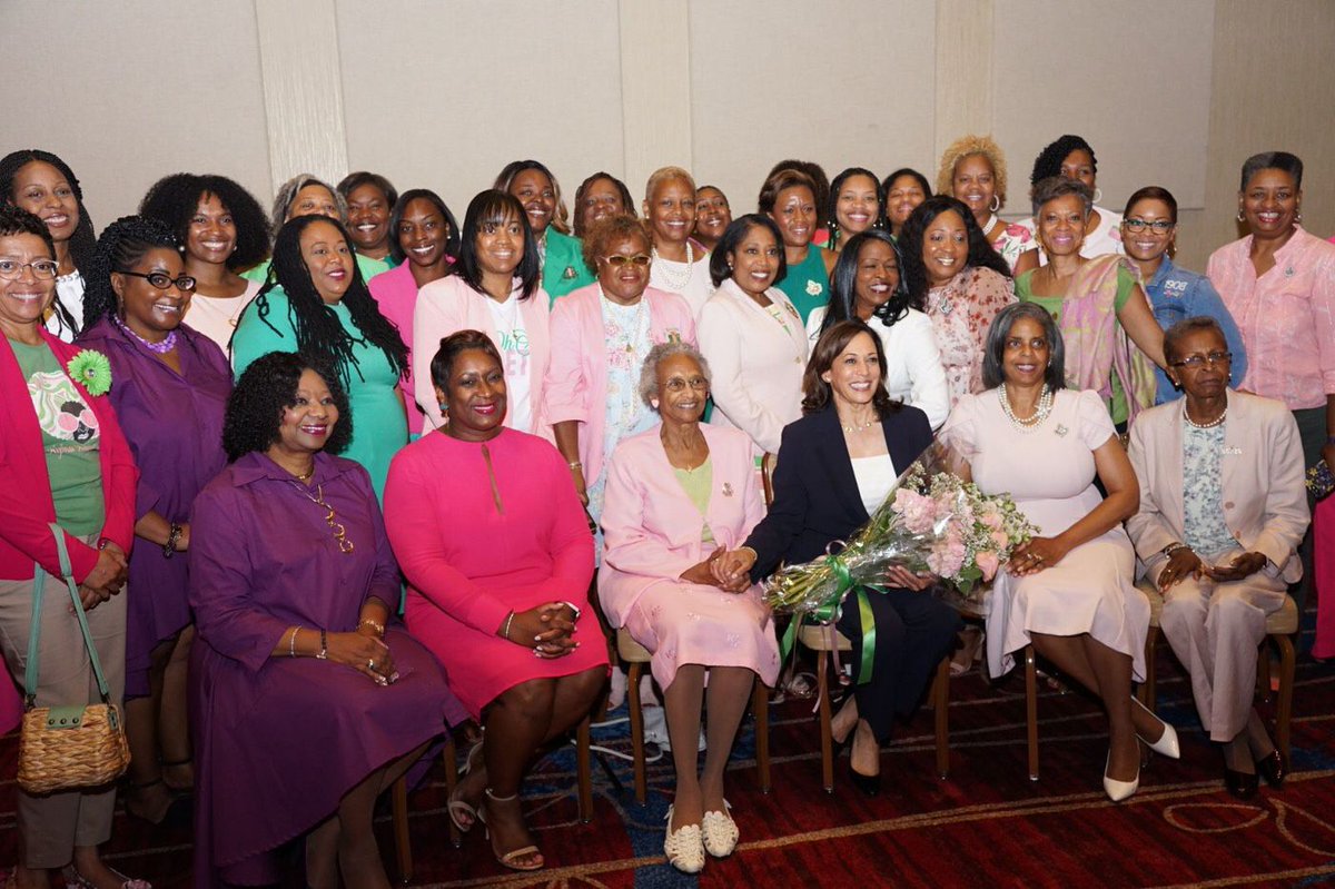 TheObamanista's tweet image. #ImVotingFor Black women, South Asian women, immigrants &amp;amp; everyone who sees themselves in Senator @KamalaHarris 💛💜❤

#RepresentationMatters