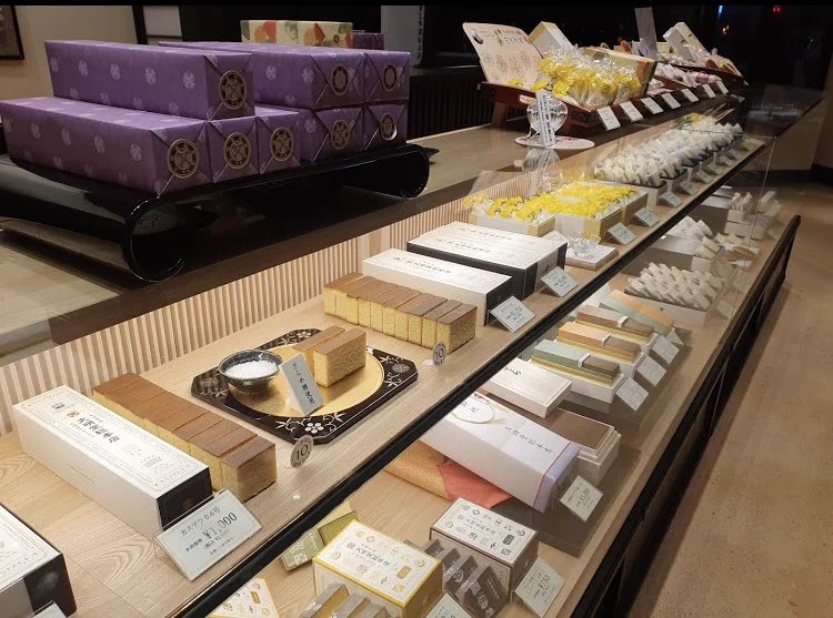 @mesotabi そこの斜向かいにある文明堂さんのカステラは「おお…これが南蛮渡来のかすていらなるものか！甘味なり甘味なり」と言いながら食すと、非常によい歴史ロマンを楽しめますよ 