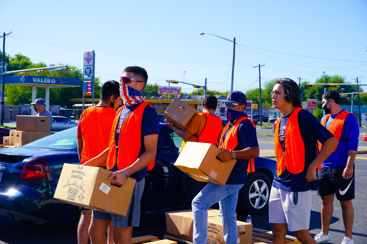 solidrocktv's tweet image. Thank you to the Veterans Memorial Baseball Team for the incredible help they gave our Love Your Neighbor food giveaway! We appreciate your dedication to the community! 👏⚾️❤️