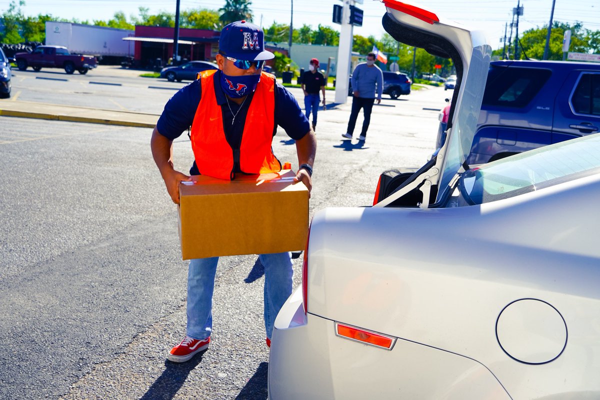 solidrocktv's tweet image. Thank you to the Veterans Memorial Baseball Team for the incredible help they gave our Love Your Neighbor food giveaway! We appreciate your dedication to the community! 👏⚾️❤️