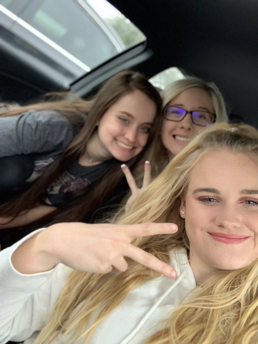 annabelleeeec's tweet photo. GOD I MISS U GUYS @kaylee_aulds @KeriAnneLyle https://t.co/kBeQyiYNaL