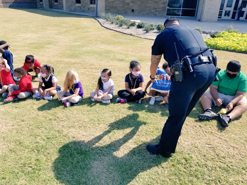 LeeverKinder's tweet photo. This year we couldn't go visit the police station but thanks to the @CrandallPolice for coming to visit us today and talking about the different ways you keep us safe everyday! @OfficialCISD @CISDNobleReed #beNoble https://t.co/8BsLUebtmM