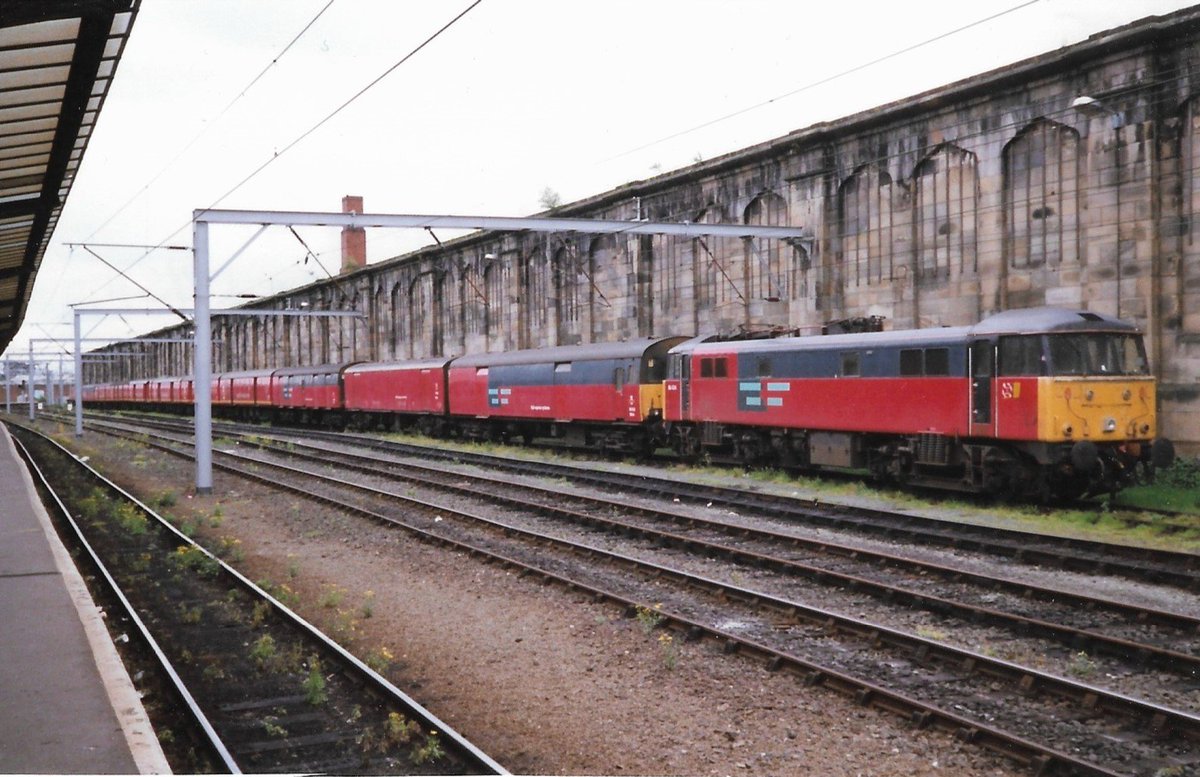 Rail Express Systems liveried British Rail Class 86 electric loco 86424 coupled to a long rake of mail coaches at Carlisle 17/5/99. The loco has a 'Not to be moved' sign fixed to the cab side. #BritishRail #Class86 #Carlisle #Mail #trainspotting #electric 🤓