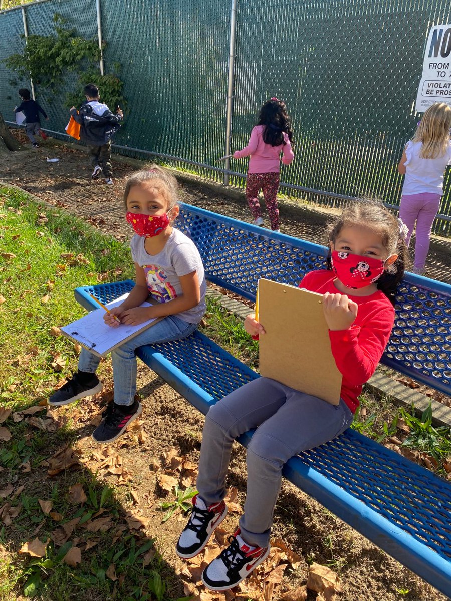 Ms_Sloboda's tweet photo. Looking for signs of fall! #naturewalk #InspireScience #LookForTheAwesome @ValleyStreamWLB @VS24District https://t.co/oDMSPKsIyo