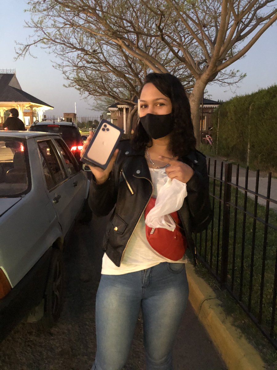 felipebaarra's tweet photo. Me acaban de dar U$D 1400 truchos. Adjunto foto de la chica. Si pueden difundir viene bien para escracharla. Asi no le pasa al proximo https://t.co/OB9A6US9WN