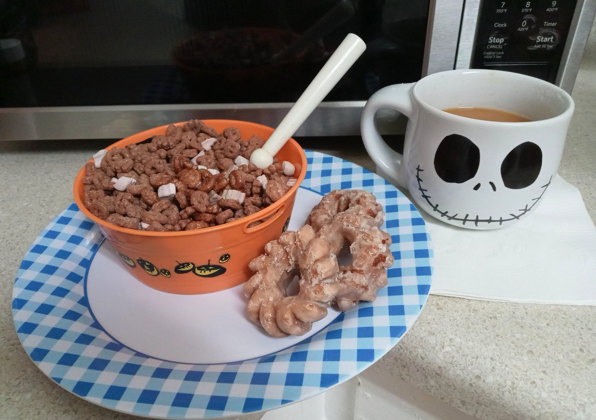 ScooterDoodles's tweet photo. Started the day right this morning: Count Chocula, pumpkin spice crullers, and some coffee - all part of a spooky balanced breakfast ๐๐ฅฃ๐ฉโ๐ #spookybreakfast #Halloween2020 #halloweeniscoming https://t.co/8jINFoX8ik