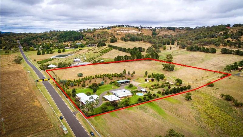A home on Mount Panorama's Conrod Straight that will let you watch the #Bathurst1000 from your own front yard is for sale.
realestate.com.au/news/bathurst-… <a href="/realestate_au/">realestate.com.au</a> #nsw #vasc