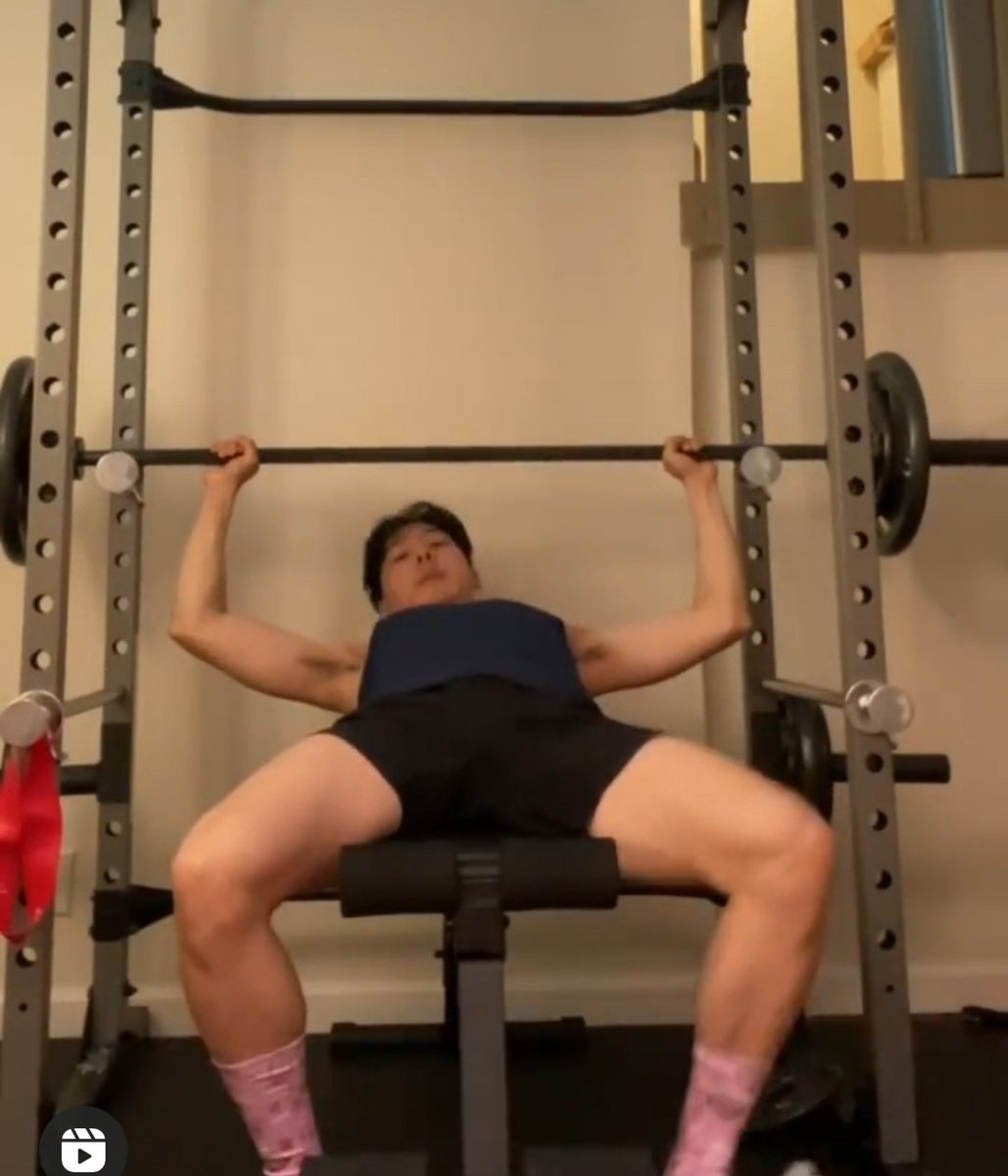 DmvSc2's tweet image. #DentistBae... what you won't do is put out a video with all THIS showing!!! You know how I feel about thighs and you show all THIS!!! #WelpWednesday