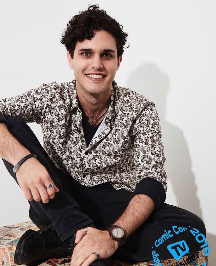 Legacies лэндон. Наследие лэндон феникс. Ария шахгасеми иранец. Ария шахгасеми. Дневники вампира лэндон кирби.